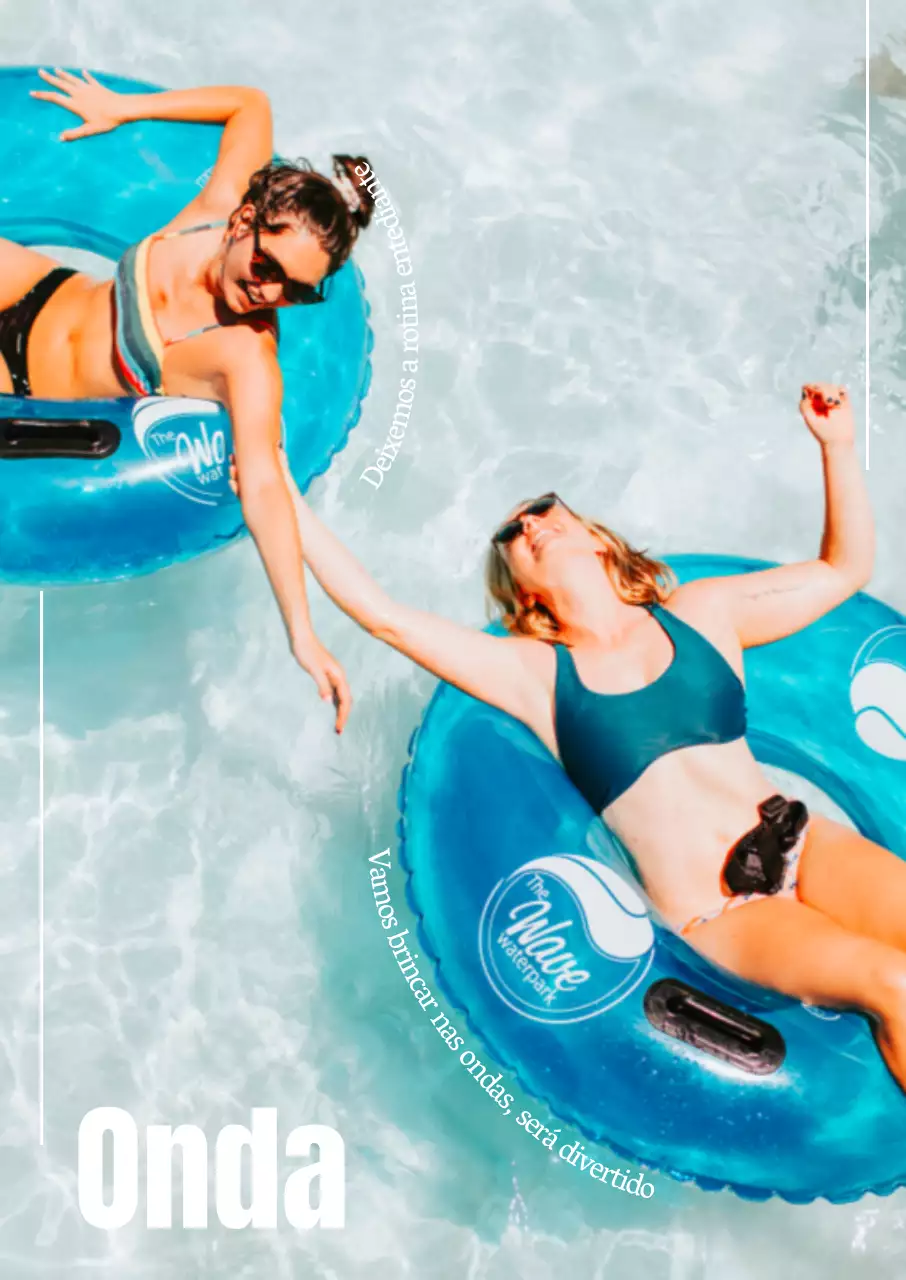 Para interiores de verão com água transparente e mulheres a nadar