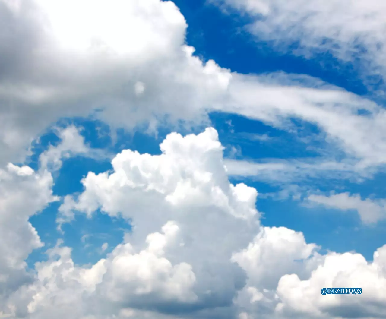 Um fundo de tela com nuvens recém-coloridas