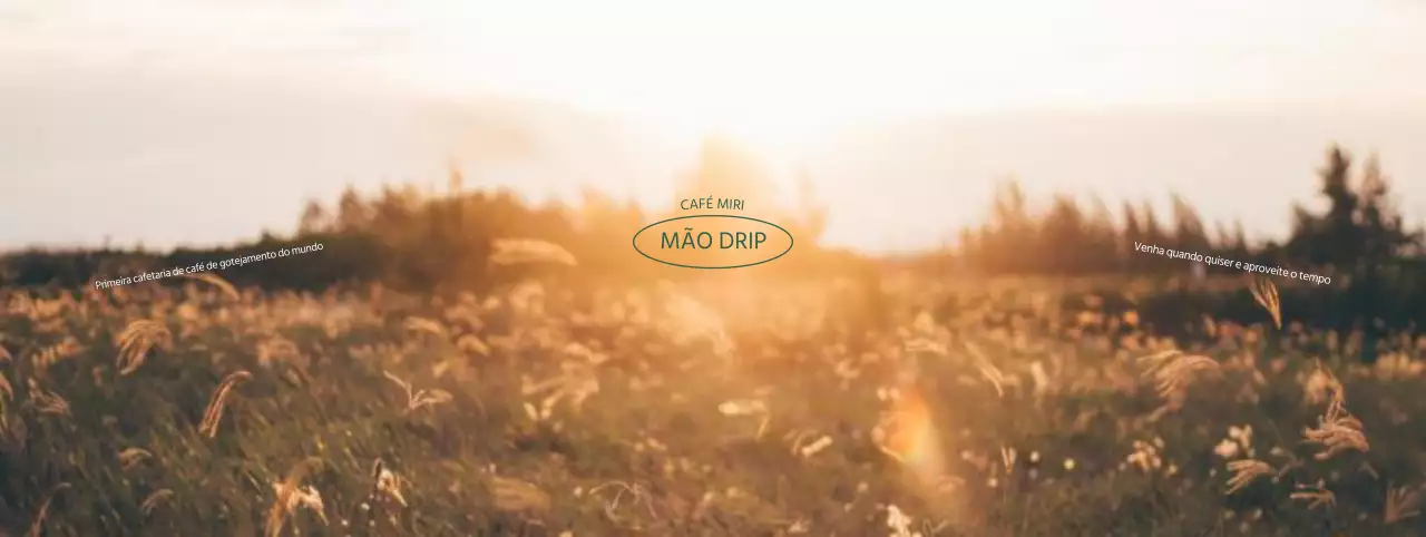Os canaviais outonais e os cenários de pôr do sol criam um café caloroso e acolhedor