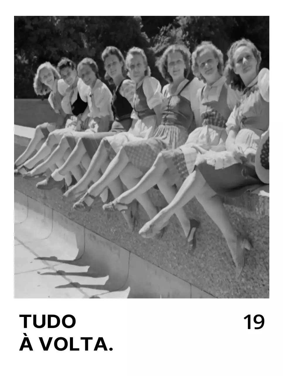 Mercadoria com fotografias vintage a preto e branco e texto em inglês