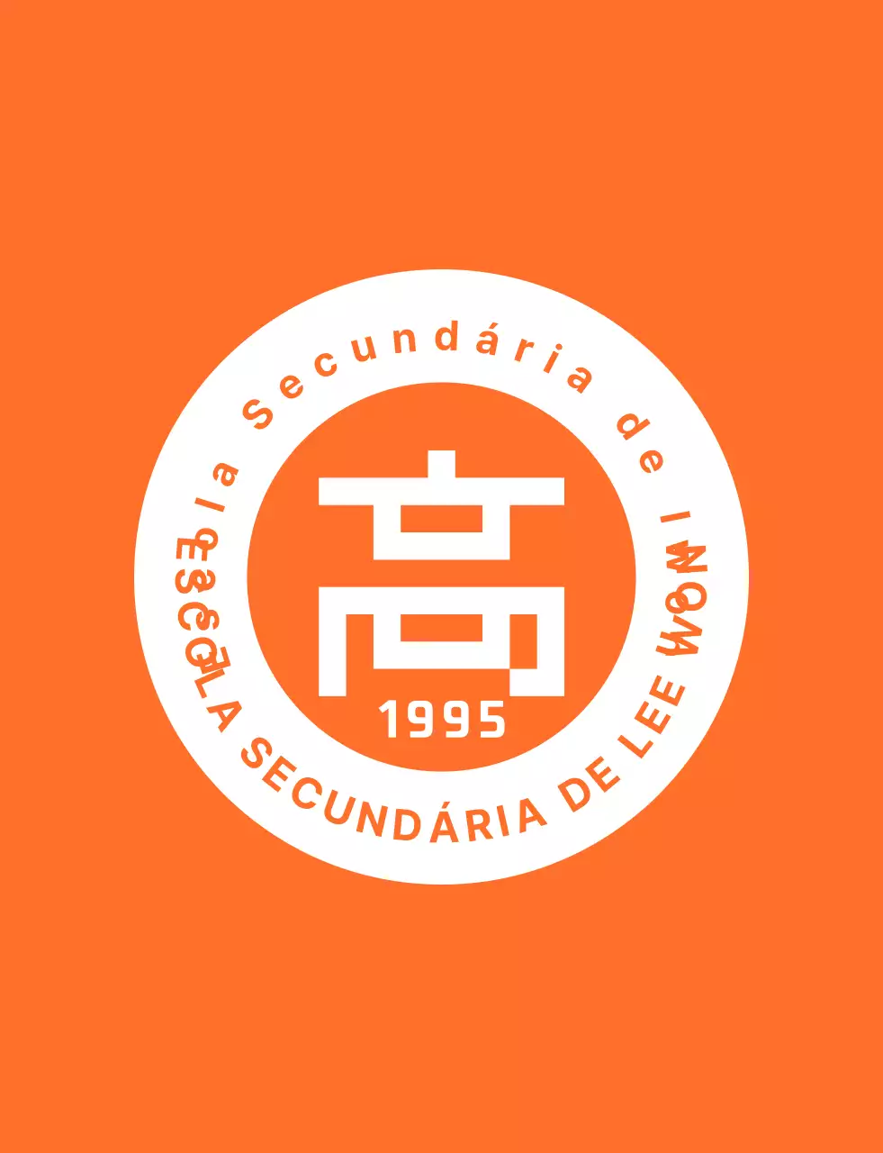T-shirt do pessoal do festival do liceu num estilo de logótipo com emblema em laranja e branco