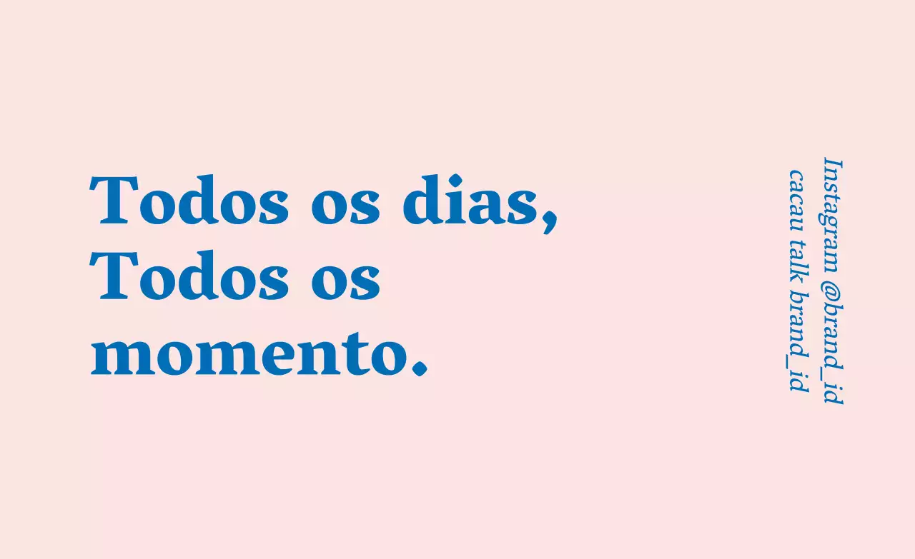 Etiquetas de marca cor-de-rosa e azul