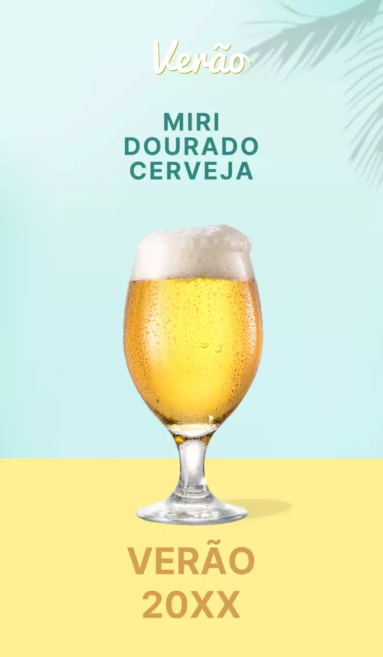 Cerveja de verão com palmeiras sobre um fundo azul claro