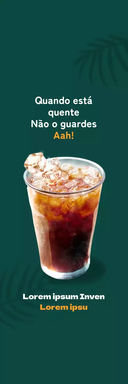 Café Americano gelado com sombra de palmeira sobre fundo verde
