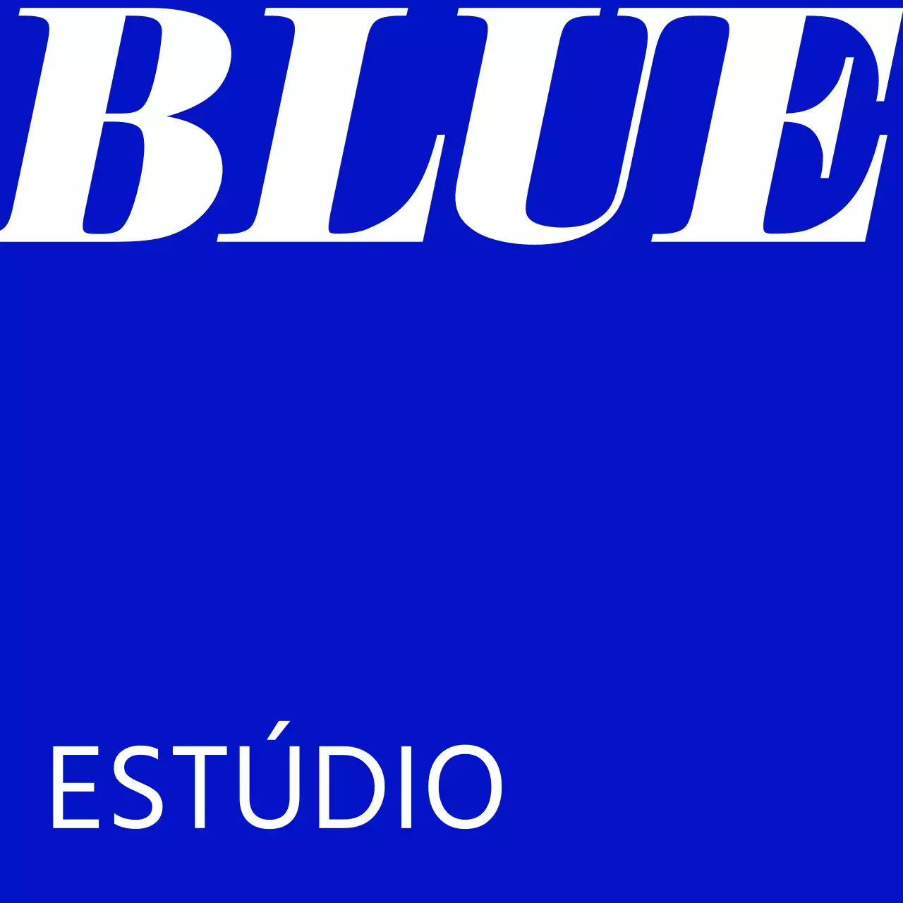 Um letreiro de loja simples com texto Blue Studio azul e branco e um fundo monocromático.
