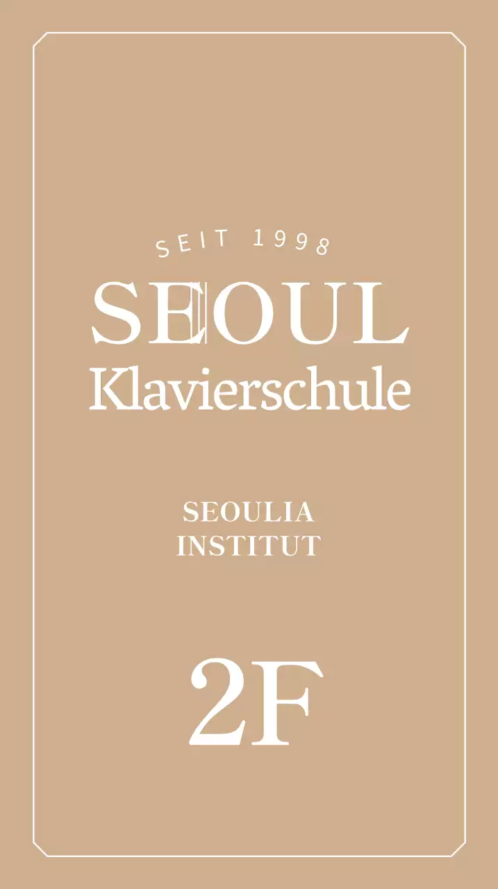 Beschilderung mit einem stilvollen Klavierschul-Logo auf goldenem Hintergrund