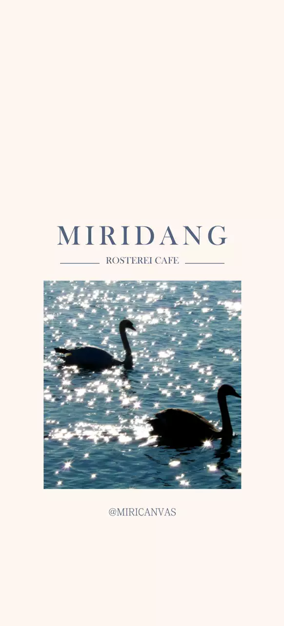 Emotionales Fotolayout in Weiß und Blau zur Bewerbung eines Cafés