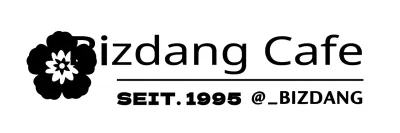 Cafe-Waren mit schwarzem, blumigem Logo und dem Namen des Cafés.