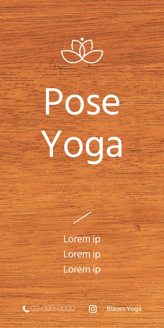 Eine einfache Holztafel mit Text über die Yogaschule und einer Illustration des Logos.