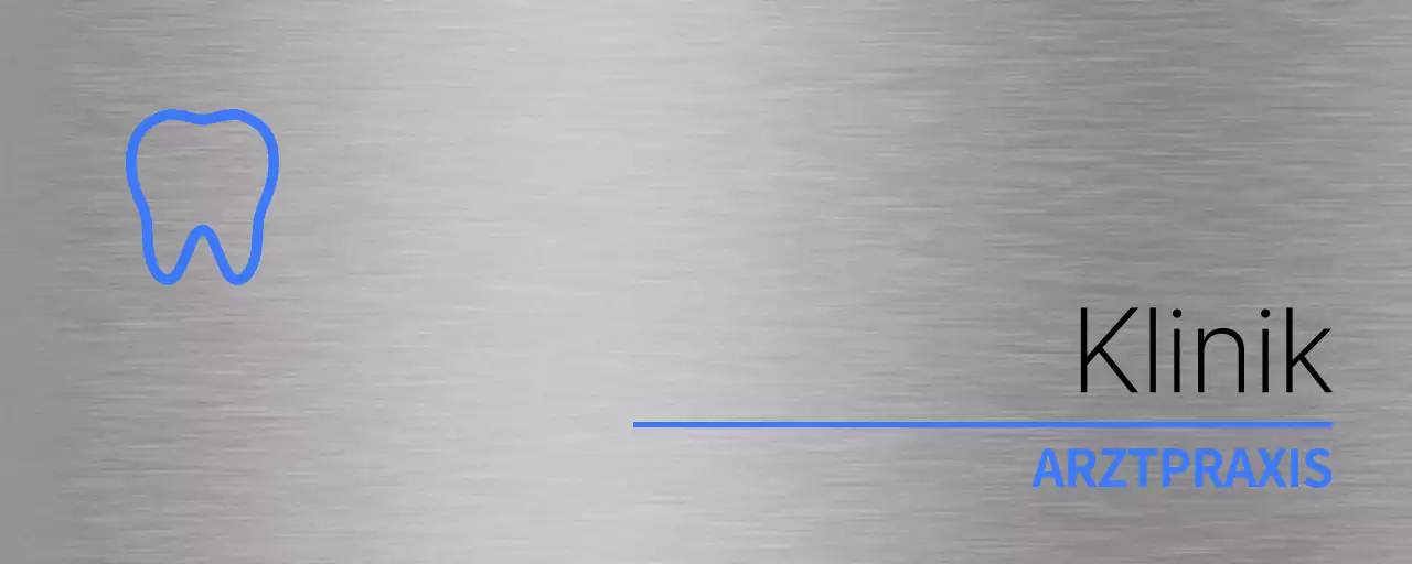 Einfaches Namensschild mit blauem und schwarzem Praxisnamen und einem einfachen Piktogramm