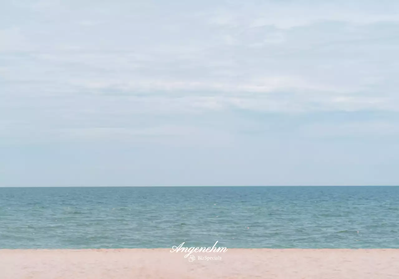 Touristische Souvenirs mit echten Fotos von emotionalen Sonnenuntergängen und grünen Feldern