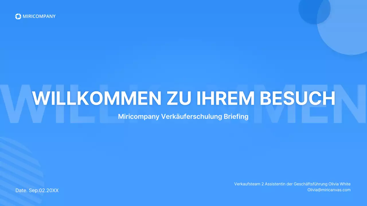 Schulung von Verkäufern mit blauen, dreidimensionalen Formen