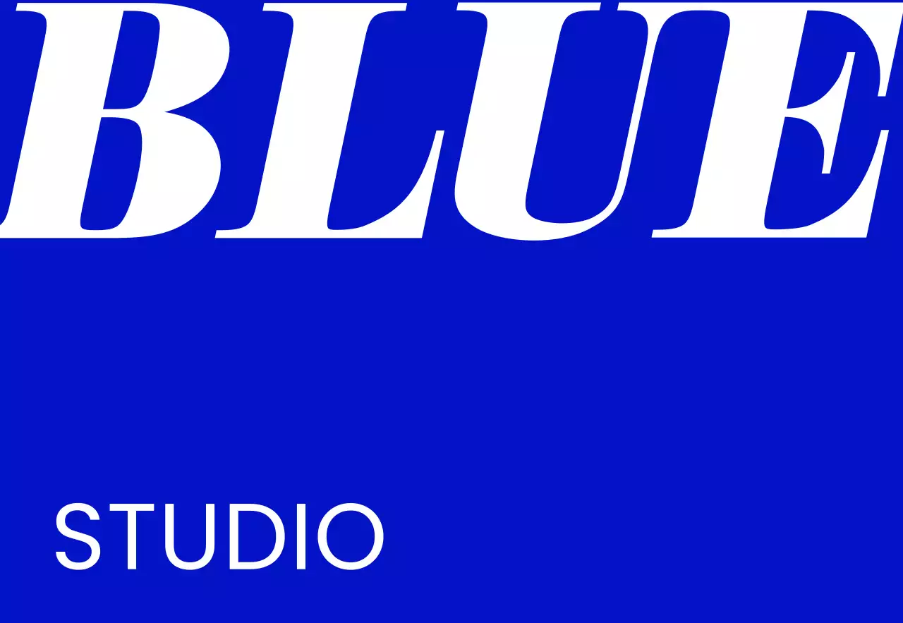 Ein einfaches Ladenschild mit blauem und weißem Blue Studio Text und einem monochromen Hintergrund.