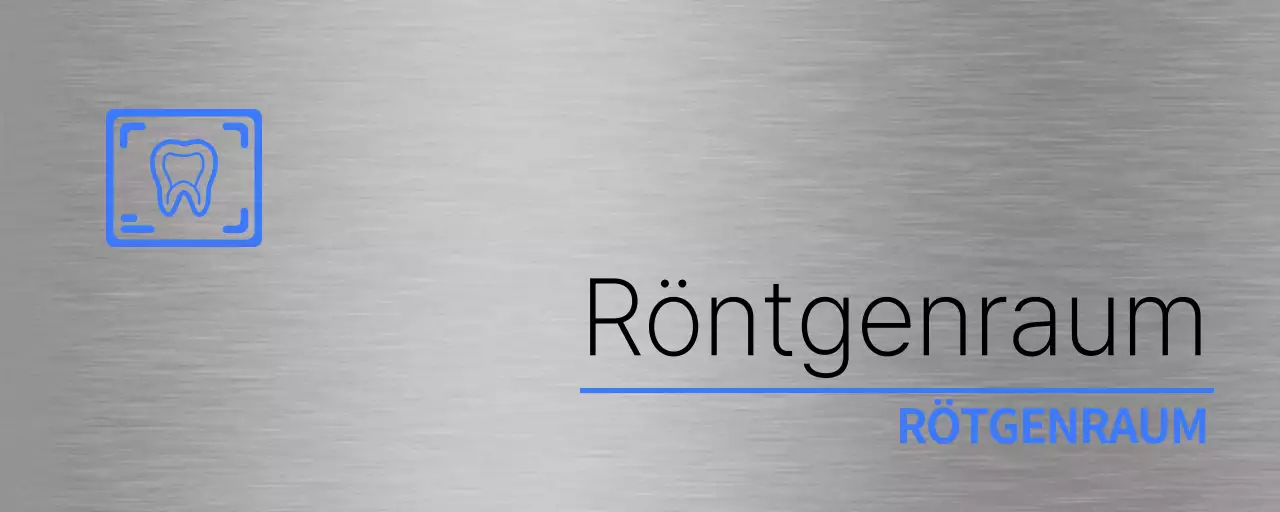 Einfaches Namensschild mit blauem und schwarzem Praxisnamen und einem einfachen Piktogramm