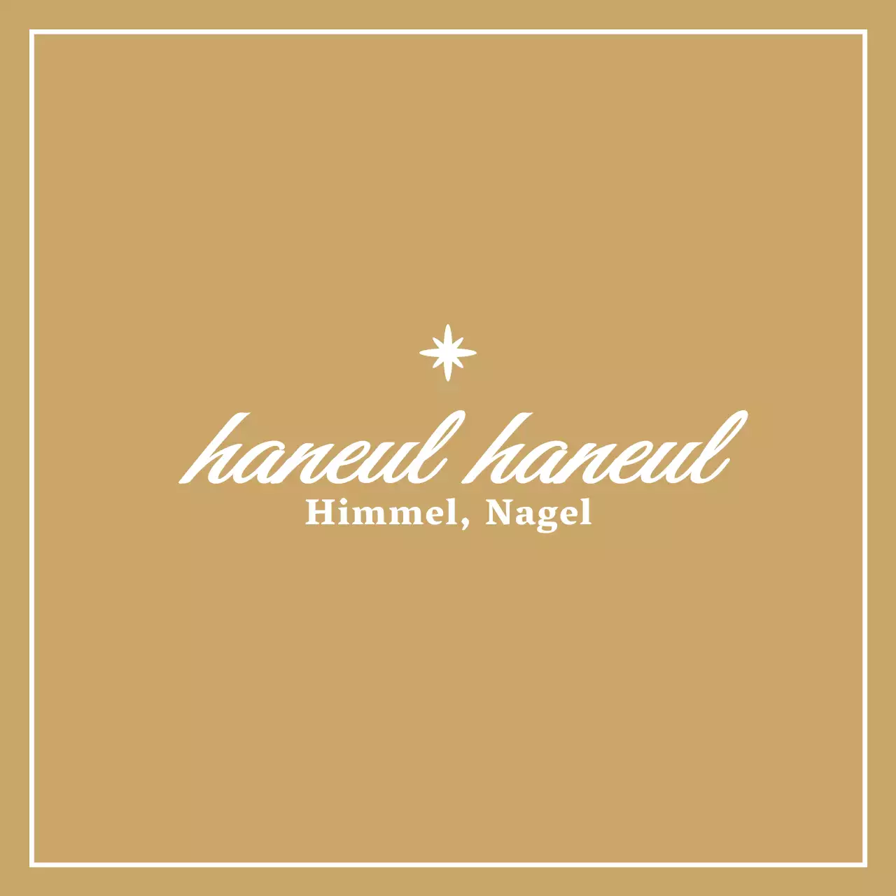 Schlichtes, weißes Design mit dem hervorgehobenen Namen des Nailart-Shops