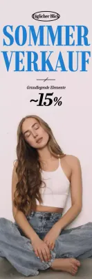 Kleidung Modell sitzt auf dem Boden mit grauem Hintergrund