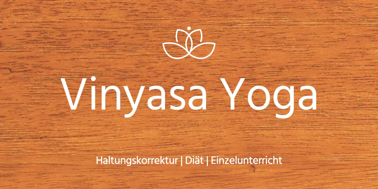 Eine einfache Holztafel mit Text über die Yogaschule und einer Illustration des Logos.