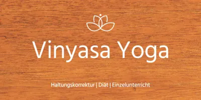 Eine einfache Holztafel mit Text über die Yogaschule und einer Illustration des Logos.