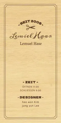 Ein klassisch anmutendes Friseurschild mit schwarzem Text und einer Scherenillustration