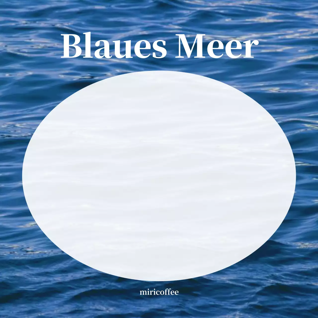 Ordentliches Notizblockkonzept für Cafés mit einem blauen Meeresfoto.