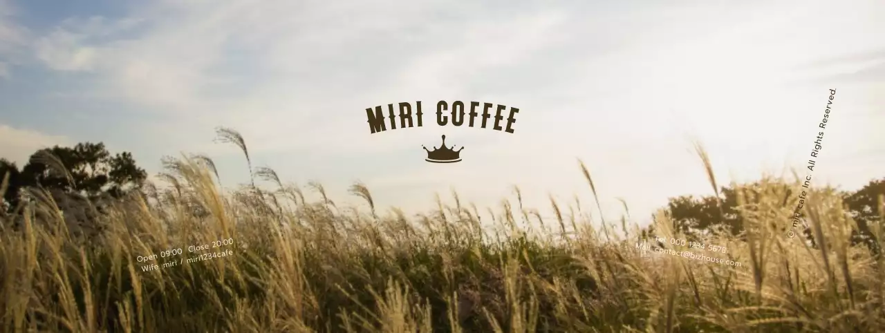 温かみのある秋の紅葉の風景があるカフェをPRします。