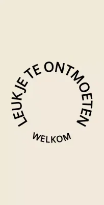 Eenvoudige, emotionele tekststijl in lichtbruin en zwart