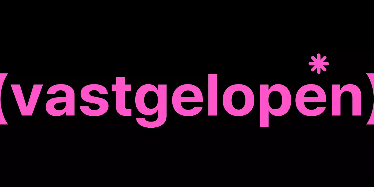 Winkellogo met roze en zwarte haakjes en tekst