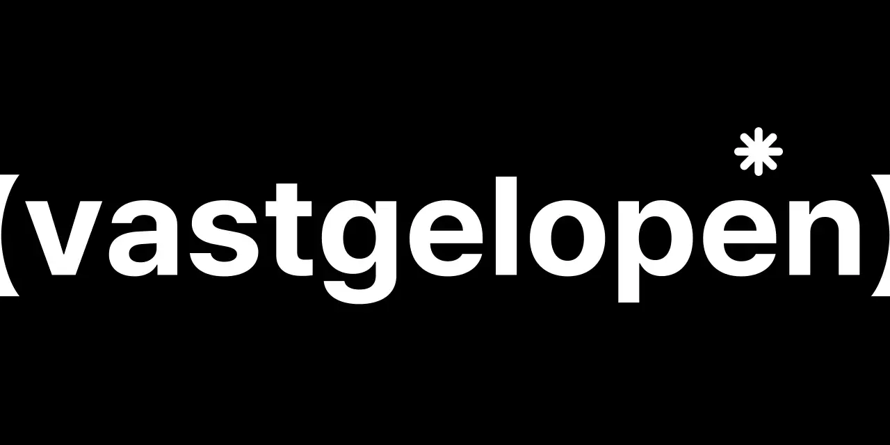 Winkellogo met roze en zwarte haakjes en tekst