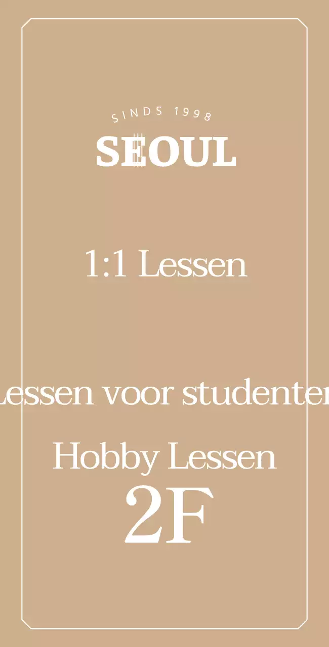 Bewegwijzering met een stijlvol pianoschoollogo op een gouden achtergrond