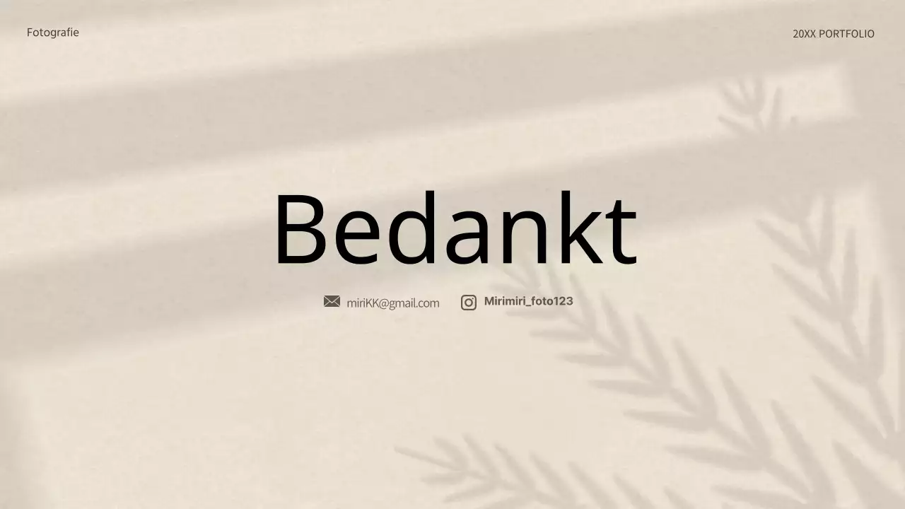 Portfolio met filmcamera-concepten in beige