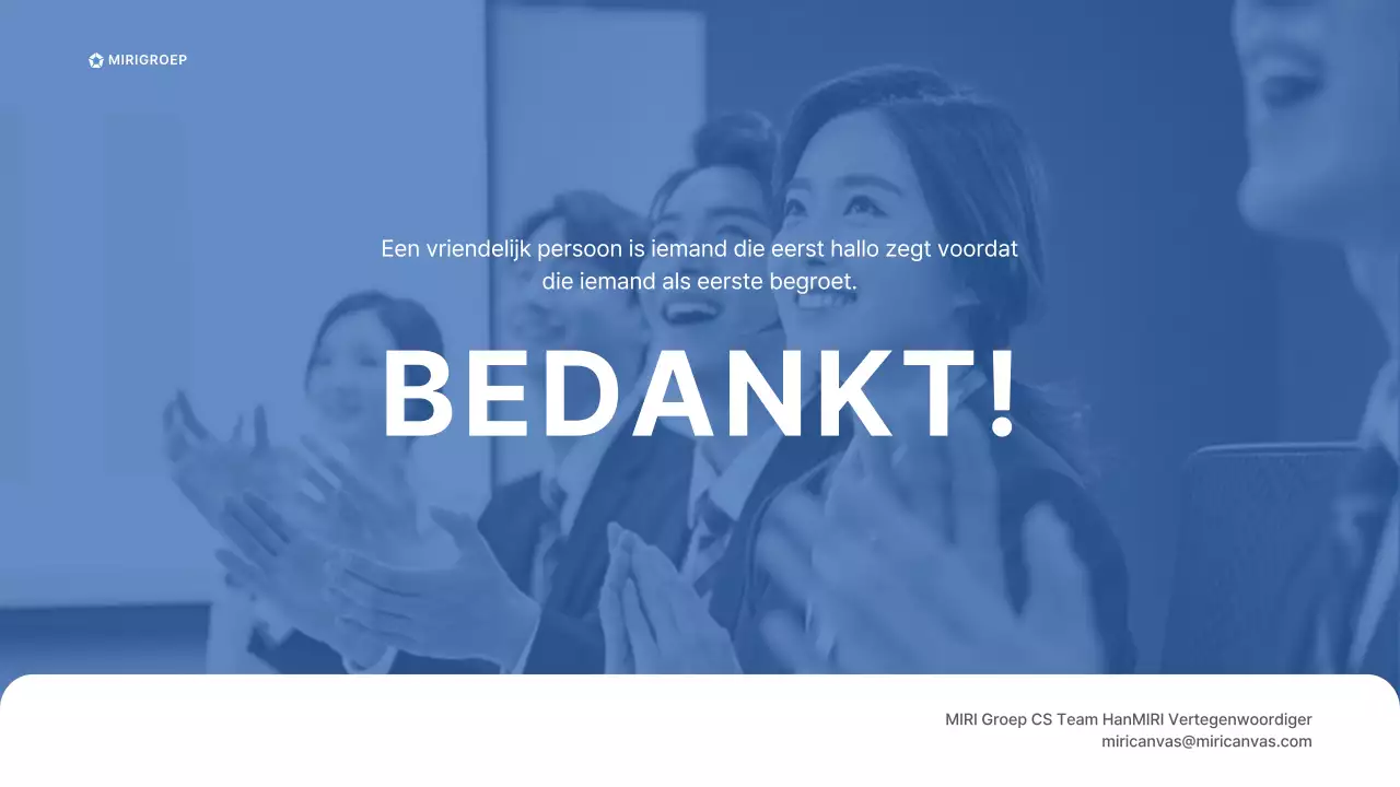 Trainingsseminar over vriendelijkheid voor winkelpersoneel van de Miri Group in blauw en grijs CS Handboek Begroetingsetiquette
