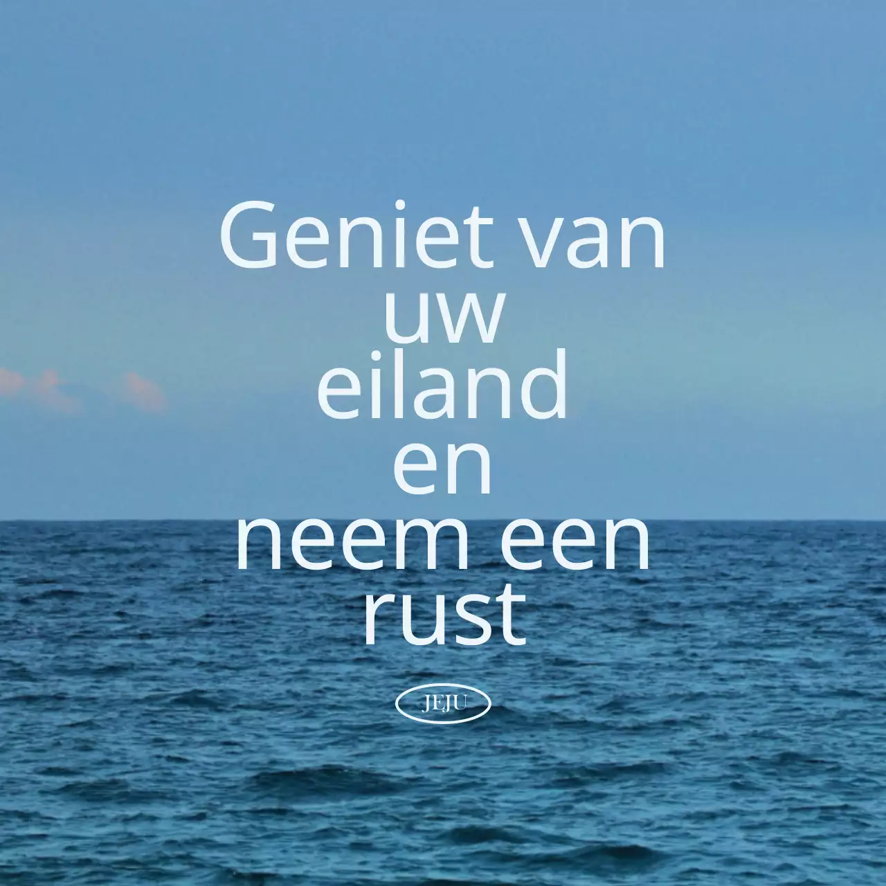 Ontwerp een emotioneel teksttoerismeproduct met een kalmerende, emotionele oceaanfoto als achtergrond