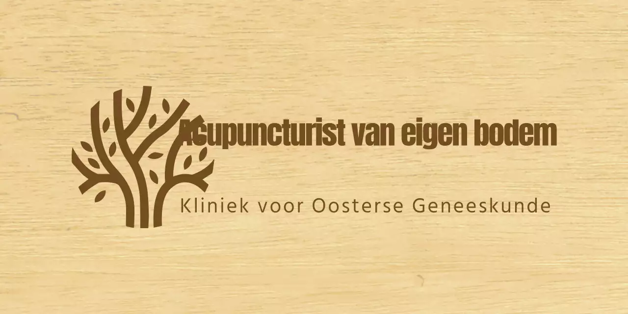 Een stijlvol bord voor een Koreaanse medicijnkliniek met bruine tekst en een houten lijnillustratie.