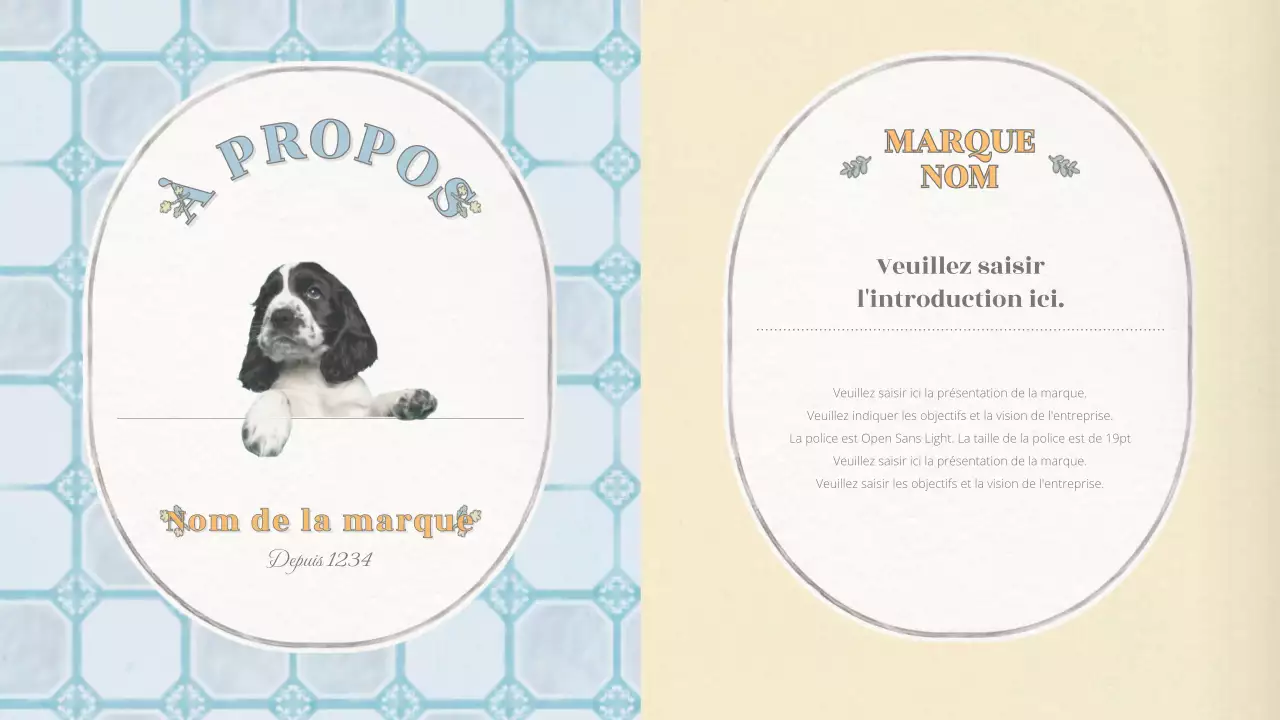 Mise en page conceptuelle émotionnelle de base avec un motif de papier peint vintage en beige et bleu clair