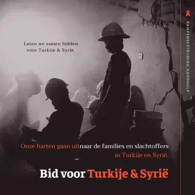 Monument voor aardbevingsramp in Turkije in oranje en zwart-wit