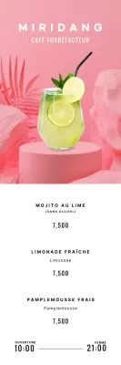 Boissons d'été sur un fond tropical rose