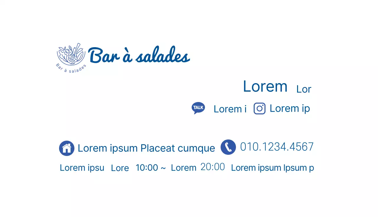 Salade de restaurant soignée mise en évidence sur la photo bleue