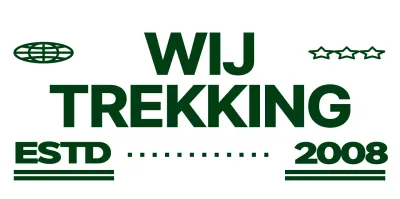 Schattig en hip bergkarakter en tekst combinatie logostijl in groen en wit voor promotie en merchandise voor bergclubs.