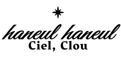 Logotype simple et épuré en noir et blanc pour les promotions et les marchandises des salons de manucure.