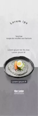 Promouvoir la soupe coréenne de nouilles aux haricots sur un fond gris pour un look épuré