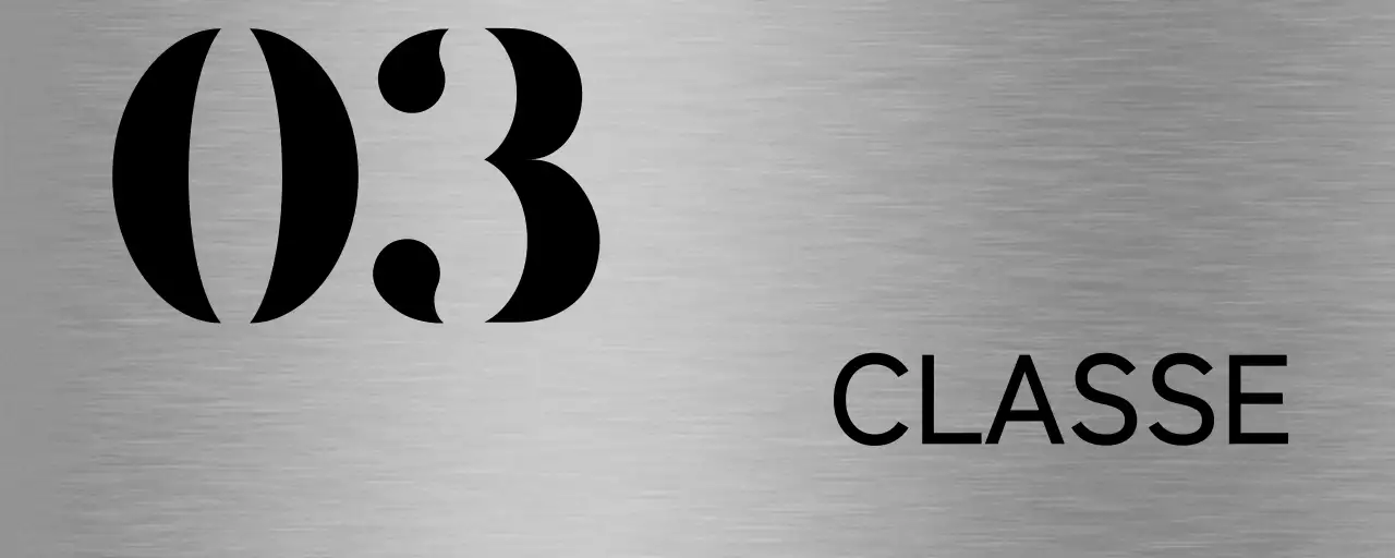 Signalétique simple avec texte noir du nom de la classe de l'école