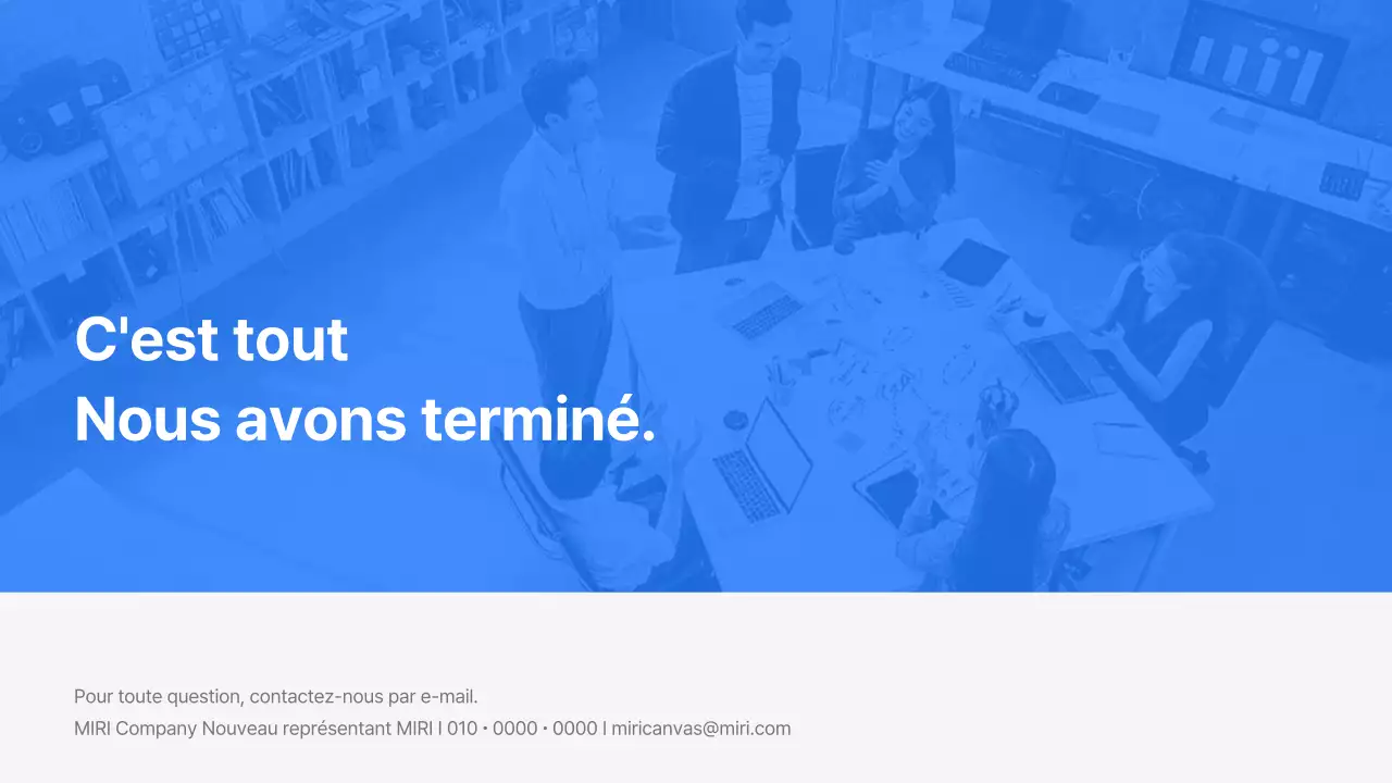 Une présentation d'entreprise moderne en bleu et blanc