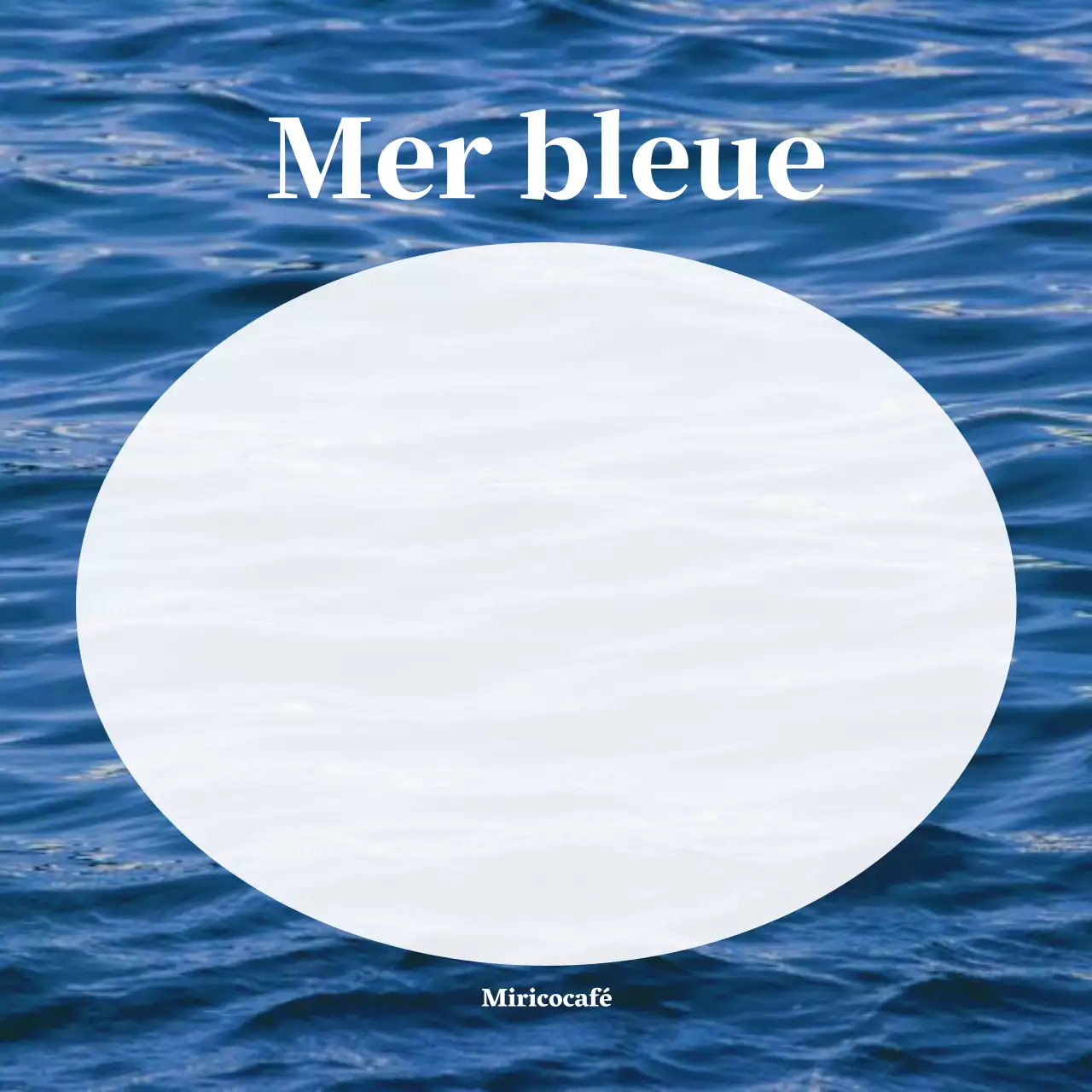 Concept de bloc-notes pour les cafés avec une photo de l'océan bleu.