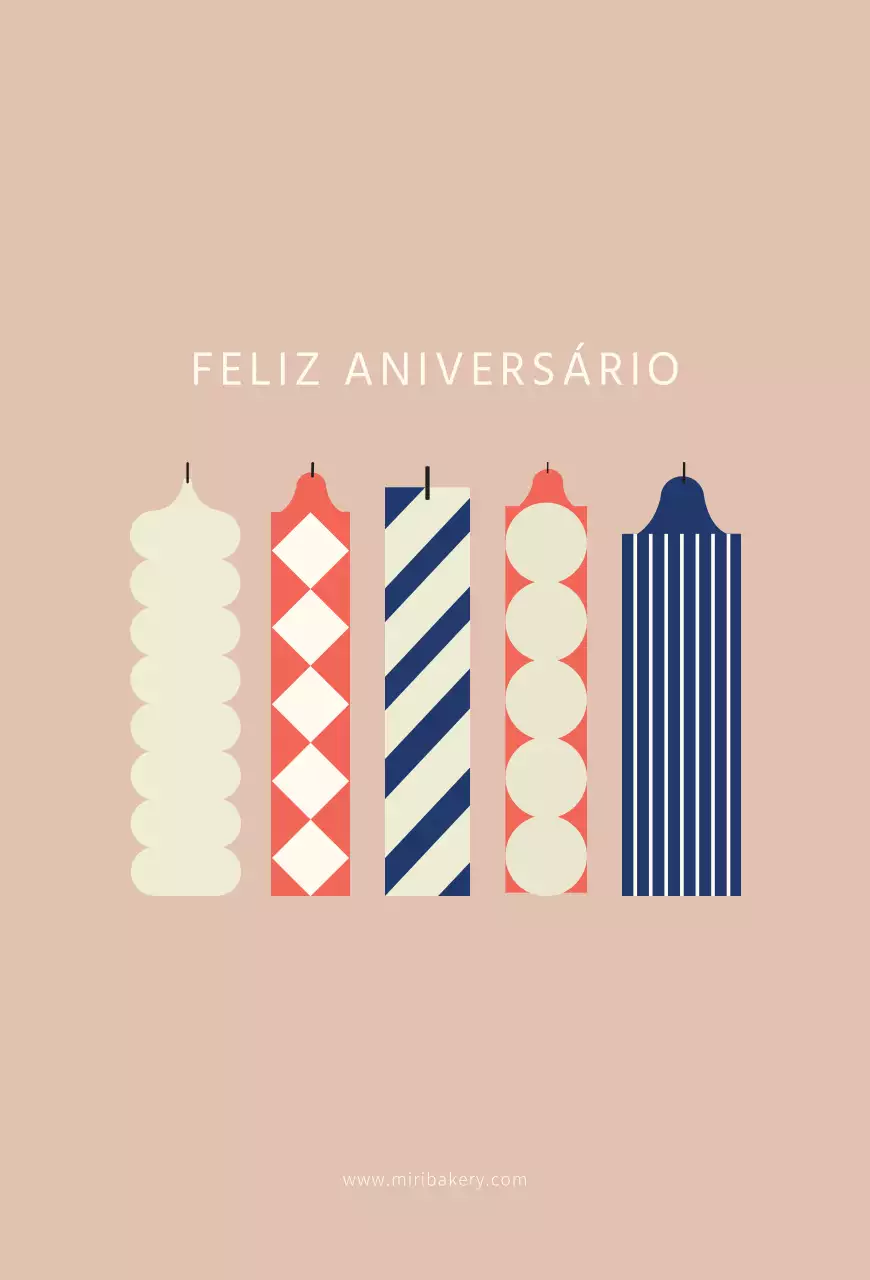 Um cartão de aniversário simples com uma ilustração de castiçais de várias formas em cor-de-rosa.