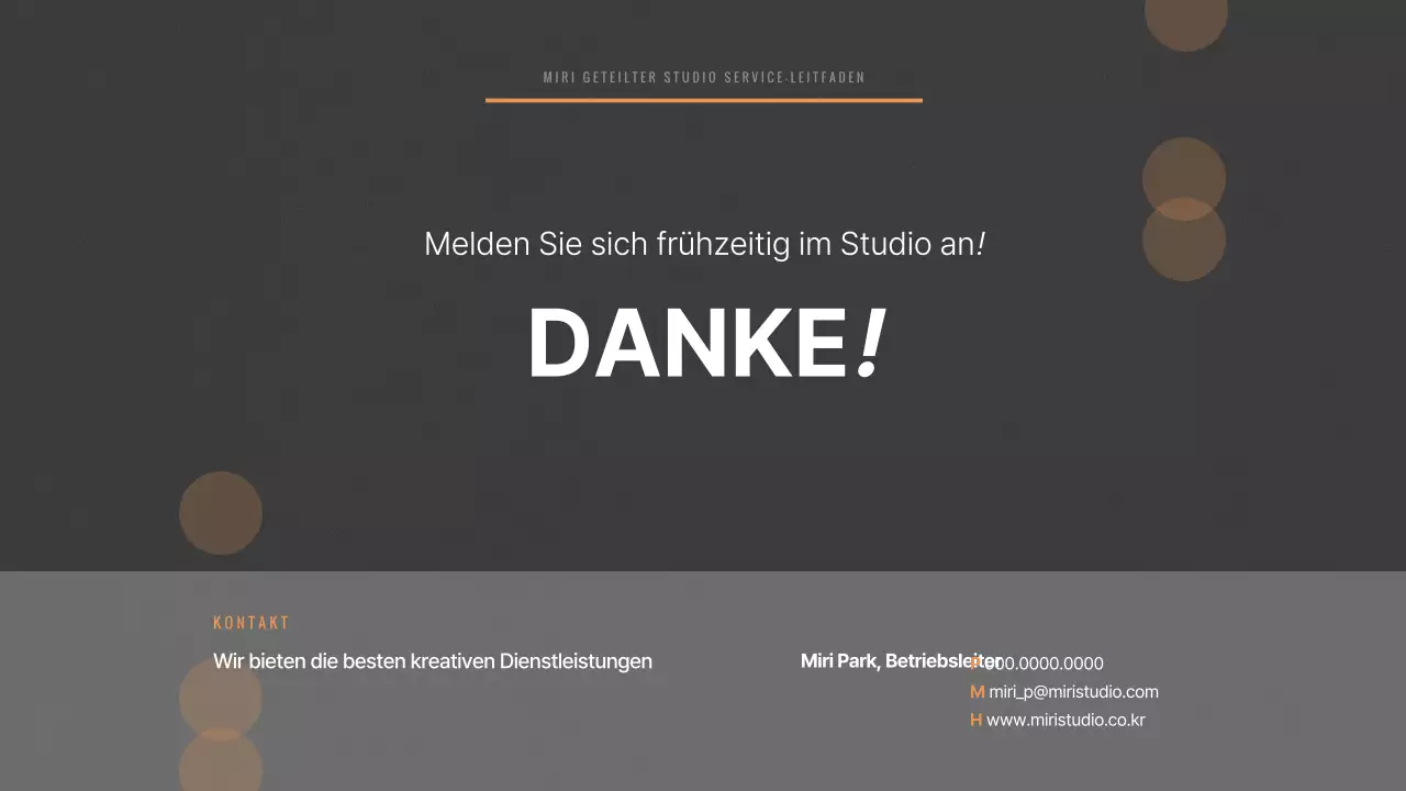 Ein grau getöntes Gemeinschaftsatelier im Vintage-Stil