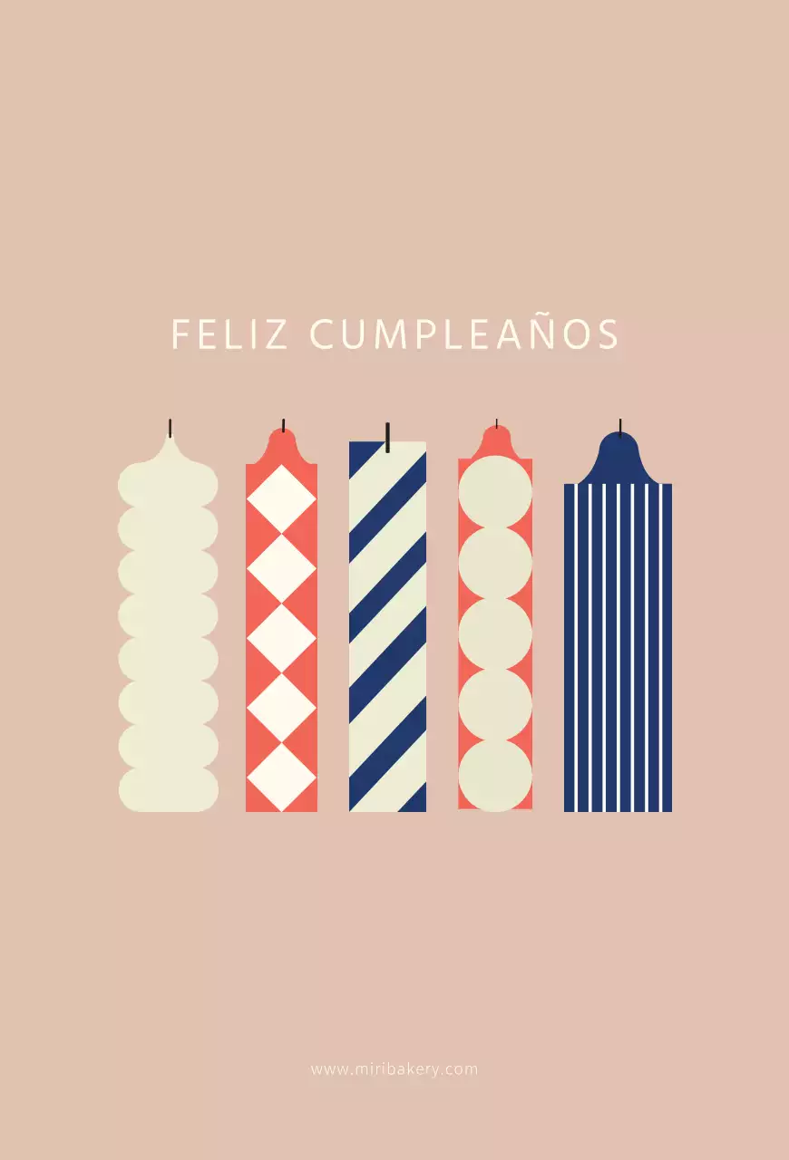 Sencilla tarjeta de cumpleaños con una ilustración de candelabros de diversas formas en color rosa.