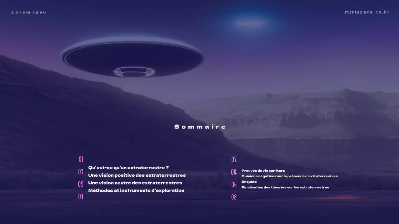 Matériel de formation avec des photos d'extraterrestres sur fond bleu