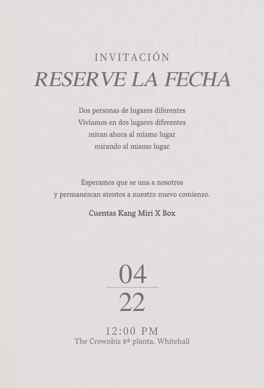 Una invitación de boda discreta con fotografía de boda en blanco y negro