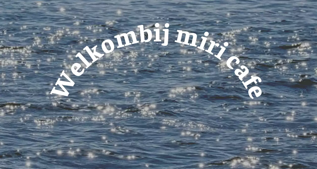 Een sentimentele cafégors met een foto van glanzende oceaangolven.