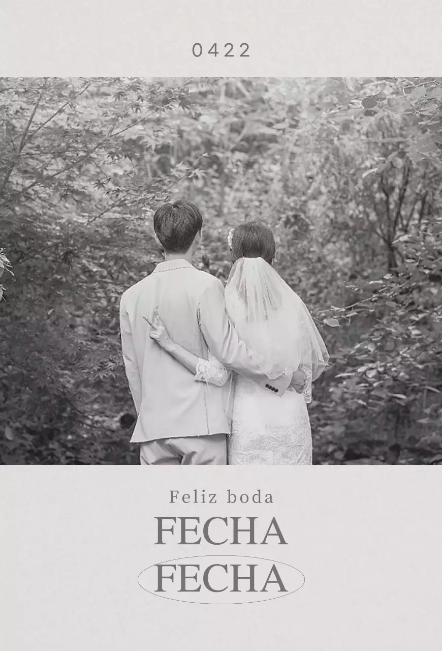 Una invitación de boda discreta con fotografía de boda en blanco y negro